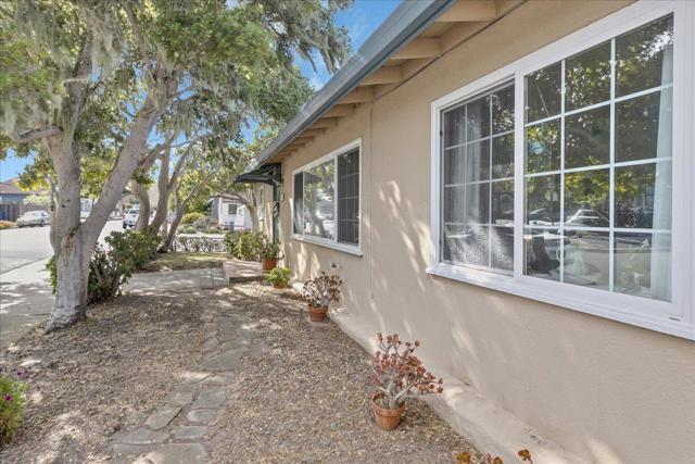 728 Spruce Avenue, Pacific Grove CA: https://media.crmls.org/mediaz/5058f4bb-f117-46cd-b814-966585775862.jpg