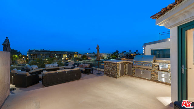 4115 Roma Court, Marina del Rey CA: https://media.crmls.org/mediaz/505920b9-9e73-47ac-9ab8-8aaf9759472f.jpg