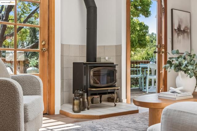 3176 Jordan Rd, Oakland CA: https://media.crmls.org/mediaz/505a4224-cc3d-4340-9c82-8cb999ffe139.jpg