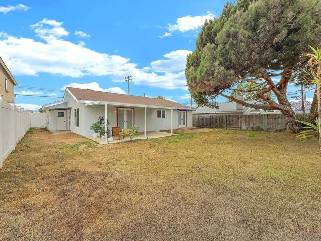 1427 Signal Ave, San Diego CA: https://media.crmls.org/mediaz/505a58a5-e243-470c-9155-36c59bae56a1.jpg