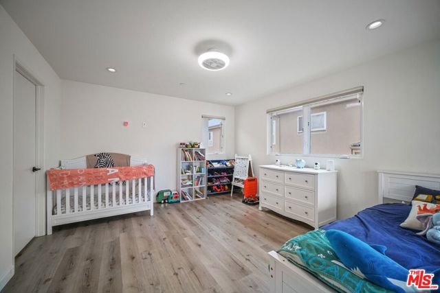 11821 W Holly Way, Valley Village CA: https://media.crmls.org/mediaz/505a98f1-4f4c-411a-b583-eebf3c85e460.jpg