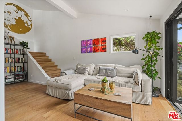 19817 Montau Drive, Topanga CA: https://media.crmls.org/mediaz/505adfaf-613a-4786-a839-e16058f01449.jpg