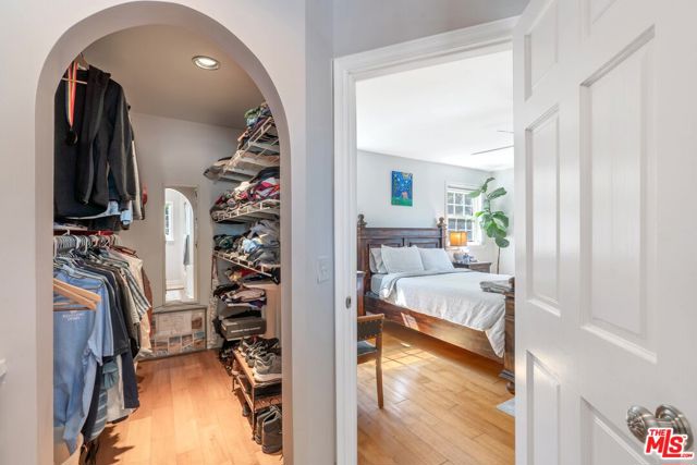 11316 Sunshine Terrace, Studio City CA: https://media.crmls.org/mediaz/505af465-c79a-49c3-be9b-d6bd49c2f042.jpg