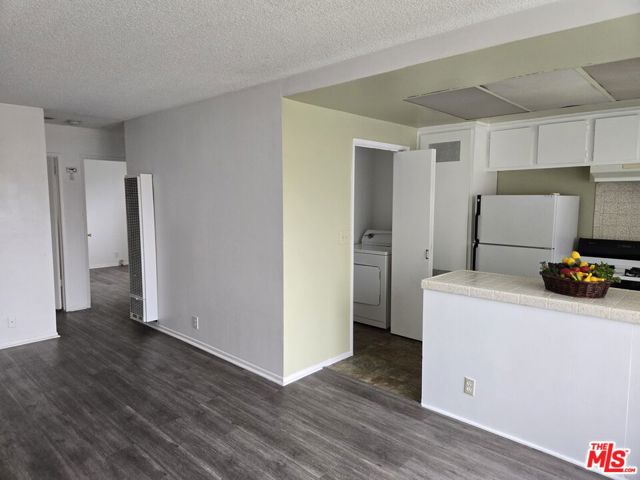 1233 Tamarind Avenue, Los Angeles CA: https://media.crmls.org/mediaz/505b33fc-4a59-4f17-a696-44293ad4cf42.jpg