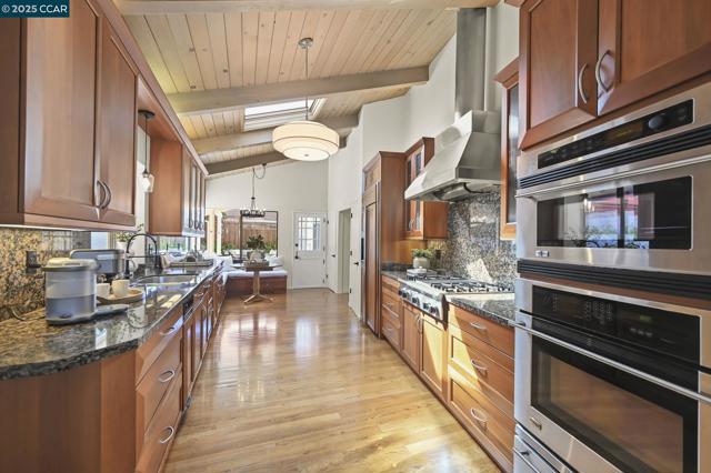 554 Golf Club Road, Pleasant Hill CA: https://media.crmls.org/mediaz/505c8175-4eeb-4741-a3e0-b62fa8b26030.jpg