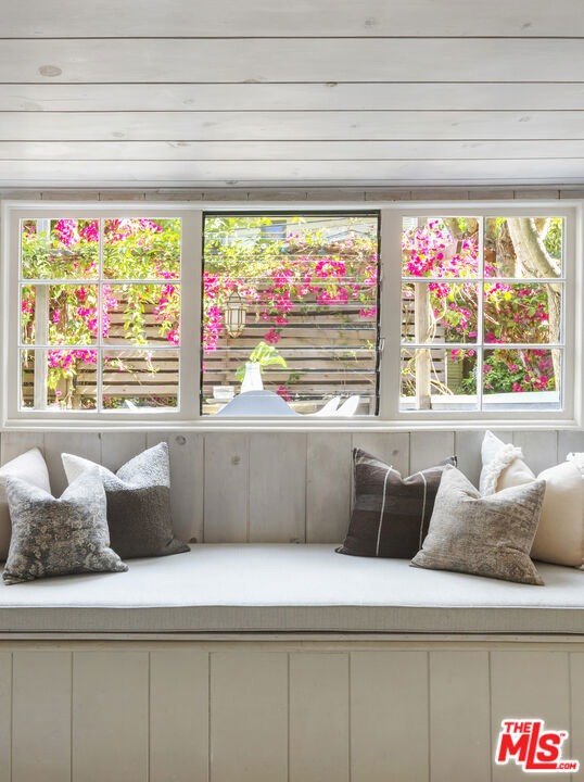 10411 Quito Lane, Los Angeles CA: https://media.crmls.org/mediaz/505d08cf-82dd-47d1-809b-fe71afd2acb5.jpg