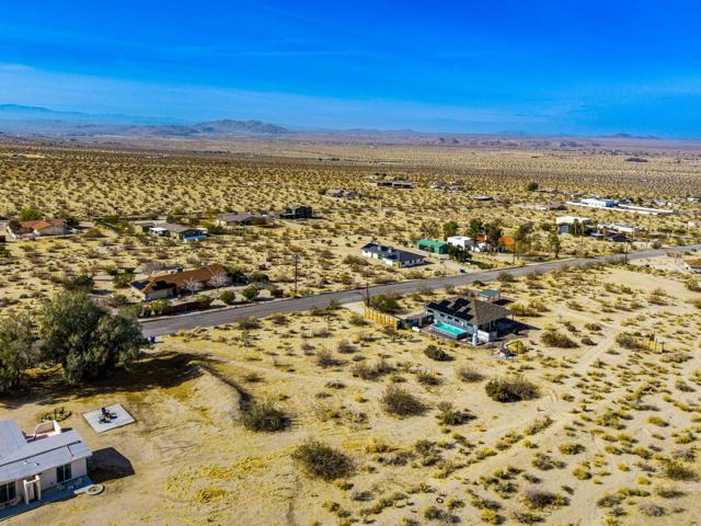 7215 Mt Lassen Avenue, Joshua Tree CA: https://media.crmls.org/mediaz/505e005e-5185-4cd9-b3ab-ff16f7140935.jpg