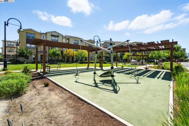 418 Desert Holly St, Milpitas CA: https://media.crmls.org/mediaz/505ee45b-274c-42cb-909c-bd9dfe241c9a.jpg
