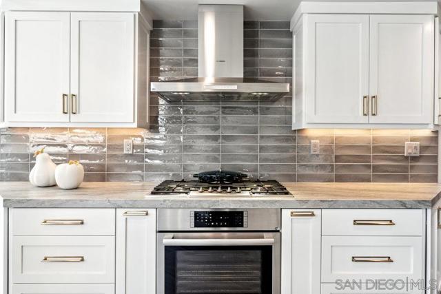12 Mardi Gras Rd, Coronado CA: https://media.crmls.org/mediaz/505f2238-bb47-4861-9296-27ee265e390b.jpg
