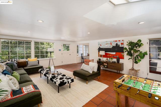 2976 Joaquin Miller Rd, Oakland CA: https://media.crmls.org/mediaz/505f5171-d864-474a-a029-a4ce01400786.jpg