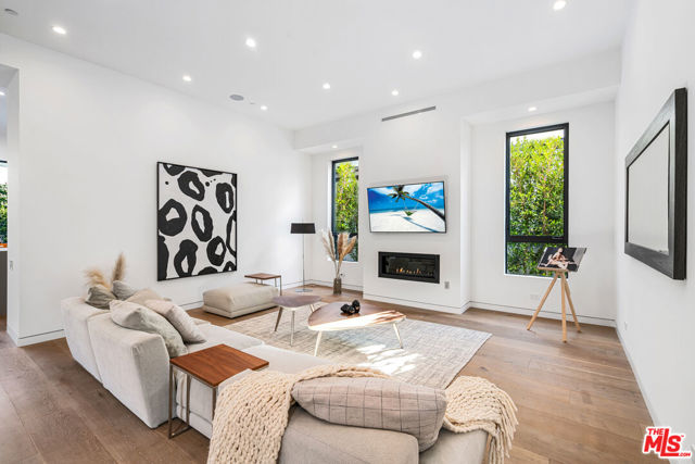 832 N Sierra Bonita Avenue, Los Angeles CA: https://media.crmls.org/mediaz/505f87d5-9531-4e6c-9a4d-373d6a6a6d1f.jpg