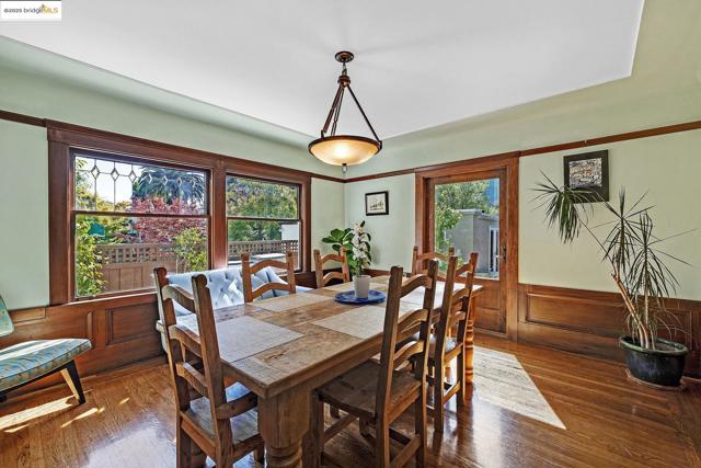 1047 Ranleigh Way, Piedmont CA: https://media.crmls.org/mediaz/50604cb2-75bc-4c8a-bbb3-2cc63015bf4e.jpg