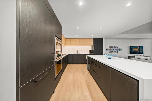 1388 Kettner Blvd, San Diego CA: https://media.crmls.org/mediaz/50609078-1518-44c0-8a8a-82bdfc32feb7.jpg