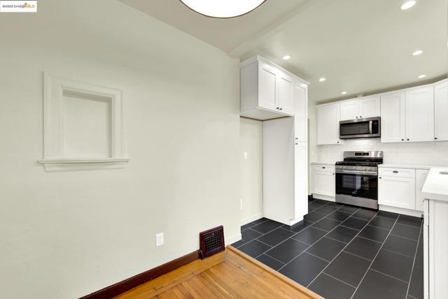 971 34Th St, Richmond CA: https://media.crmls.org/mediaz/5060ef55-dfee-4681-8103-d7ae78e0eb15.jpg