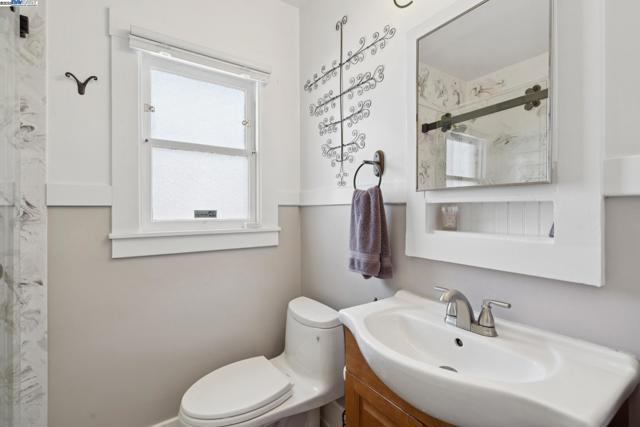 3144 60Th Ave, Oakland CA: https://media.crmls.org/mediaz/50614476-d8f3-472a-bad3-b52647bdae2d.jpg