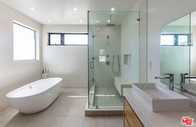 458 S Sycamore Avenue, Los Angeles CA: https://media.crmls.org/mediaz/506181f6-c2c0-4899-9775-e2bc53937092.jpg