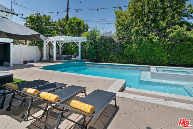 4909 Encino Terrace, Encino CA: https://media.crmls.org/mediaz/5061a40c-39f8-4a6f-80cf-1d9c4a573796.jpg