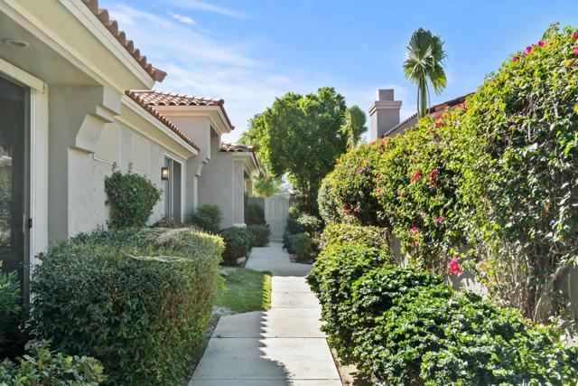781 Box Canyon Trail, Palm Desert CA: https://media.crmls.org/mediaz/506270ff-12e0-4dcc-94ad-af8f7793c360.jpg