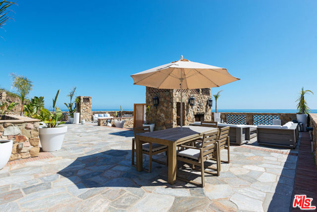 32852 Pacific Coast Highway, Malibu CA: https://media.crmls.org/mediaz/5062819b-ac07-428a-8ab3-83057e8cf816.jpg