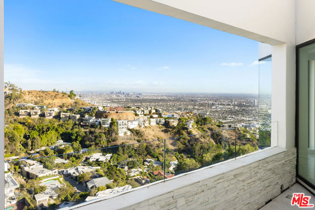 2231 Sunset Plaza Drive, Los Angeles CA: https://media.crmls.org/mediaz/5062983f-bf13-40a4-bf5f-63ffbf9c3c72.jpg