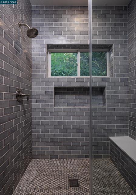 42 Tappan Ln, Orinda CA: https://media.crmls.org/mediaz/50638044-da33-46e8-80f5-0b8652b170c5.jpg