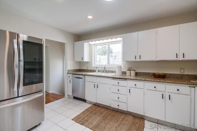 309 11 E Ave, Coronado CA: https://media.crmls.org/mediaz/5067fb4f-47d0-47c0-969e-3be907e6f13b.jpg