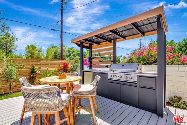 5730 Lasaine Avenue, Encino CA: https://media.crmls.org/mediaz/5068f3f0-da4a-458a-a8dc-990786cf7695.jpg