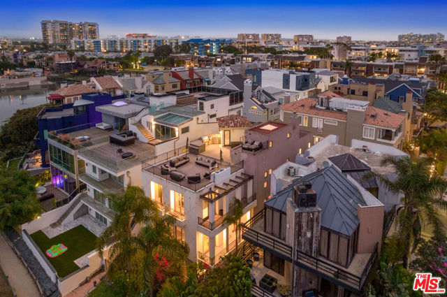 4115 Roma Court, Marina del Rey CA: https://media.crmls.org/mediaz/5069ad4a-b411-4590-8146-dbc66b060201.jpg
