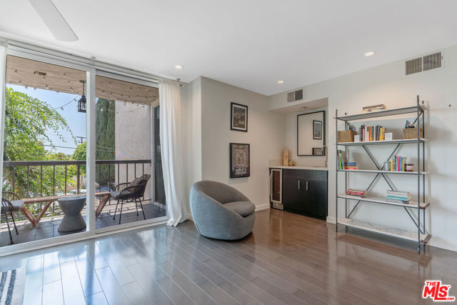 8535 W West Knoll Drive, West Hollywood CA: https://media.crmls.org/mediaz/506a56f6-cb60-48e7-92b2-b9819b2ee6c7.jpg