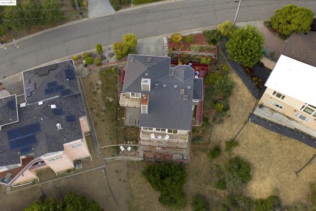 10353 Royal Oak Rd, Oakland CA: https://media.crmls.org/mediaz/506a7ab6-20e3-4487-ae38-1bc4b171872a.jpg