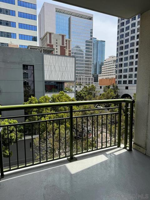 1240 India St, San Diego CA: https://media.crmls.org/mediaz/506ae8c3-6148-466c-880a-74f7987664e6.jpg