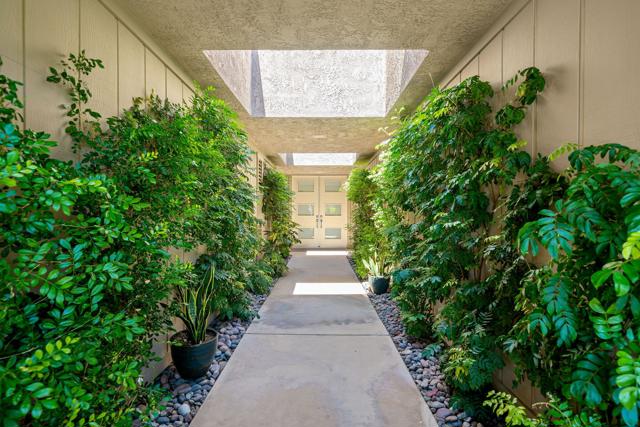 7 Dartmouth Drive, Rancho Mirage CA: https://media.crmls.org/mediaz/506b7289-6a04-4750-b035-36059aca5754.jpg