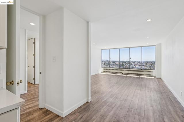 565 Bellevue Ave, Oakland CA: https://media.crmls.org/mediaz/506b7eb9-3126-4921-b2b0-da3101a81e9a.jpg