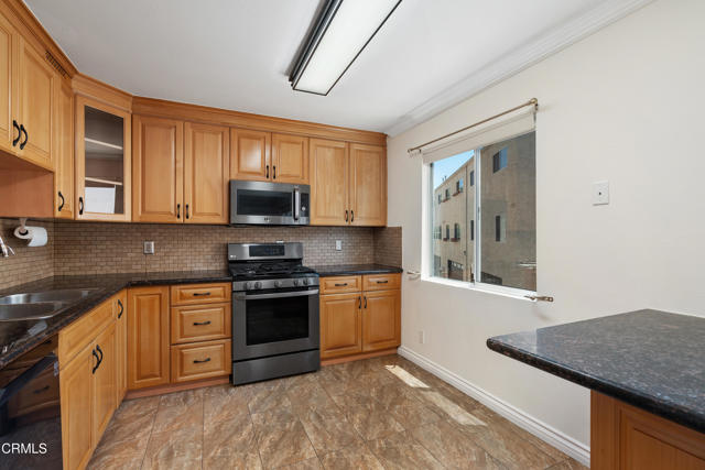9503 Via Venezia, Burbank CA: https://media.crmls.org/mediaz/506ca1f8-78a6-4f44-9a6d-b9994ee2d4b4.jpg