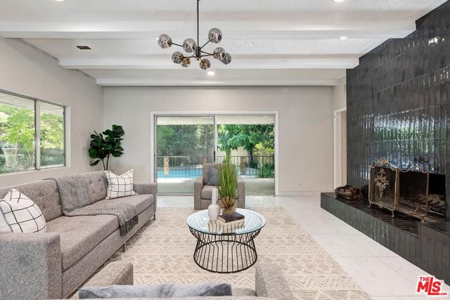 11410 Canton Drive, Studio City CA: https://media.crmls.org/mediaz/506cbc37-aeaa-4843-b652-85f86b432a93.jpg