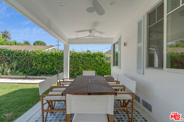 1152 S Windsor Boulevard, Los Angeles CA: https://media.crmls.org/mediaz/506cf874-12e1-4741-b75d-65a63b6690bc.jpg