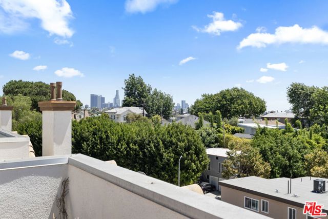 716 Maltman Avenue, Los Angeles CA: https://media.crmls.org/mediaz/506d1fa9-2a7f-4f50-b8bd-f2497ef8eda2.jpg