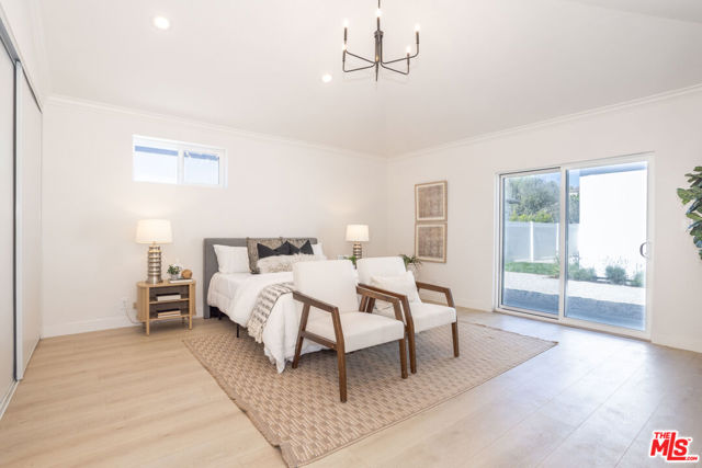 824 N Lima Street, Burbank CA: https://media.crmls.org/mediaz/506ddeca-0308-4855-aba2-19cb95657ac1.jpg