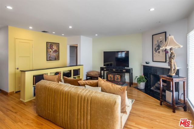 5812 Noble Avenue photo 4