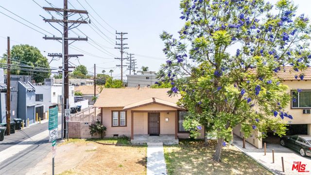 1062 Sonora Avenue, Glendale CA: https://media.crmls.org/mediaz/50703ffd-aa57-4f2a-a866-43101df33eb0.jpg