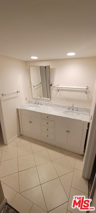 17087 Palisades Circle, Pacific Palisades CA: https://media.crmls.org/mediaz/50707f81-ad00-4f33-950b-6e616de24d84.jpg