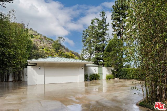 1726 Stone Canyon Road, Los Angeles CA: https://media.crmls.org/mediaz/5070acc4-fed7-4bbc-8583-c9333b55b2d9.jpg