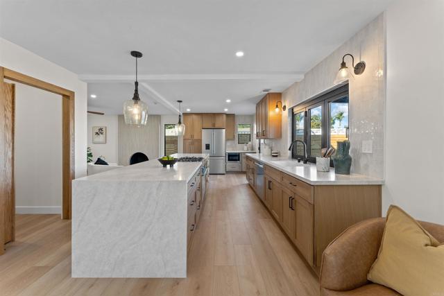 5777 Desert View Drive, La Jolla CA: https://media.crmls.org/mediaz/50717c67-a444-4cf8-a4d9-bf76b3353857.jpg