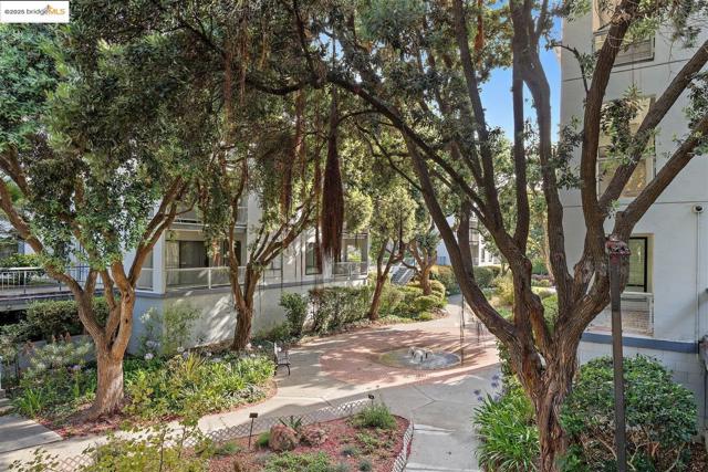 7 Commodore DR, Emeryville CA: https://media.crmls.org/mediaz/507183fc-36df-4165-b430-147ecca255f8.jpg