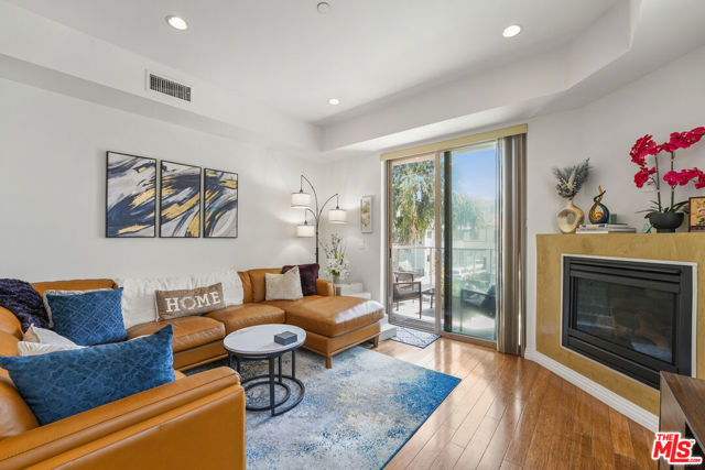 819 HOLT Avenue, Los Angeles CA: https://media.crmls.org/mediaz/5071db08-e561-4606-a5d4-a9bdd3b0f3bf.jpg