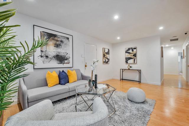 2716 Killdeer Ct, Union City CA: https://media.crmls.org/mediaz/5071f5a3-0713-450d-a5dd-53f77bc853ce.jpg