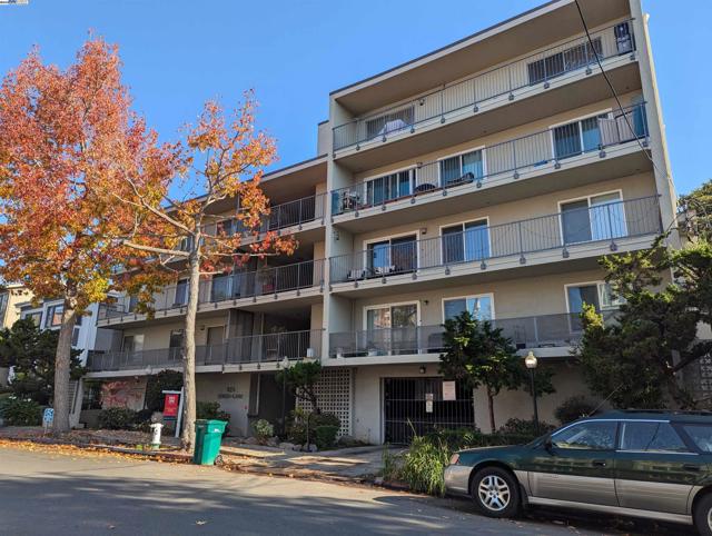 424 Staten Ave, Oakland CA: https://media.crmls.org/mediaz/50720822-9bfd-47e6-aec7-14f8ea49f8e1.jpg