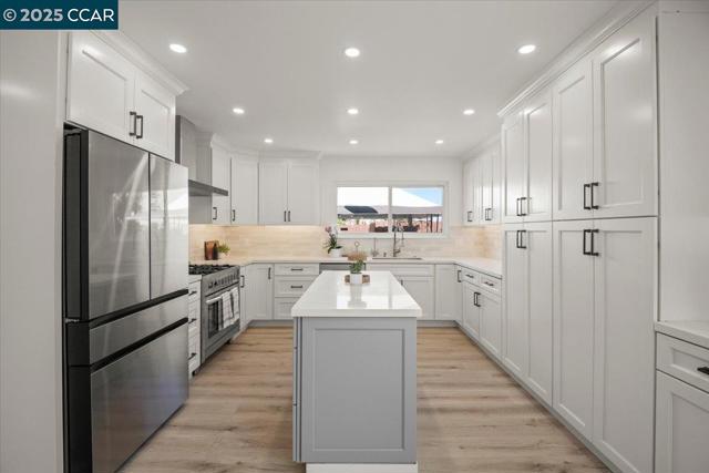 118 Cottonwood Ct, Hercules CA: https://media.crmls.org/mediaz/50721981-556c-4b8c-9e07-712783d99385.jpg