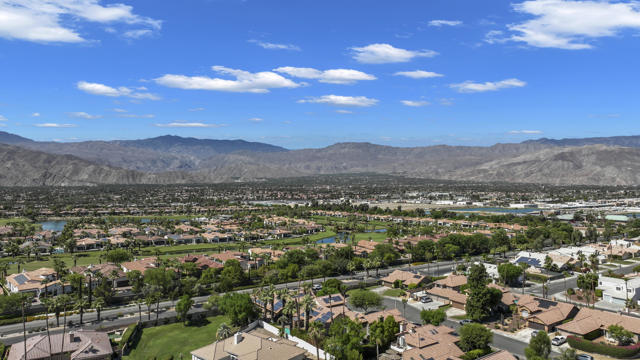 41800 Jones Drive, Palm Desert CA: https://media.crmls.org/mediaz/5073a9fe-0a53-4c64-b0ae-9d4e8fd691e2.jpg