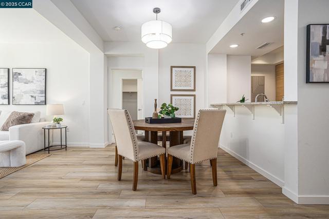 1655 N California Blvd, Walnut Creek CA: https://media.crmls.org/mediaz/5073d75e-9f56-481b-a83a-1e9d3b2df479.jpg